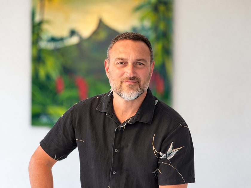 Marcus Brightmore, artista e professor de pintura, em frente a uma de suas telas
